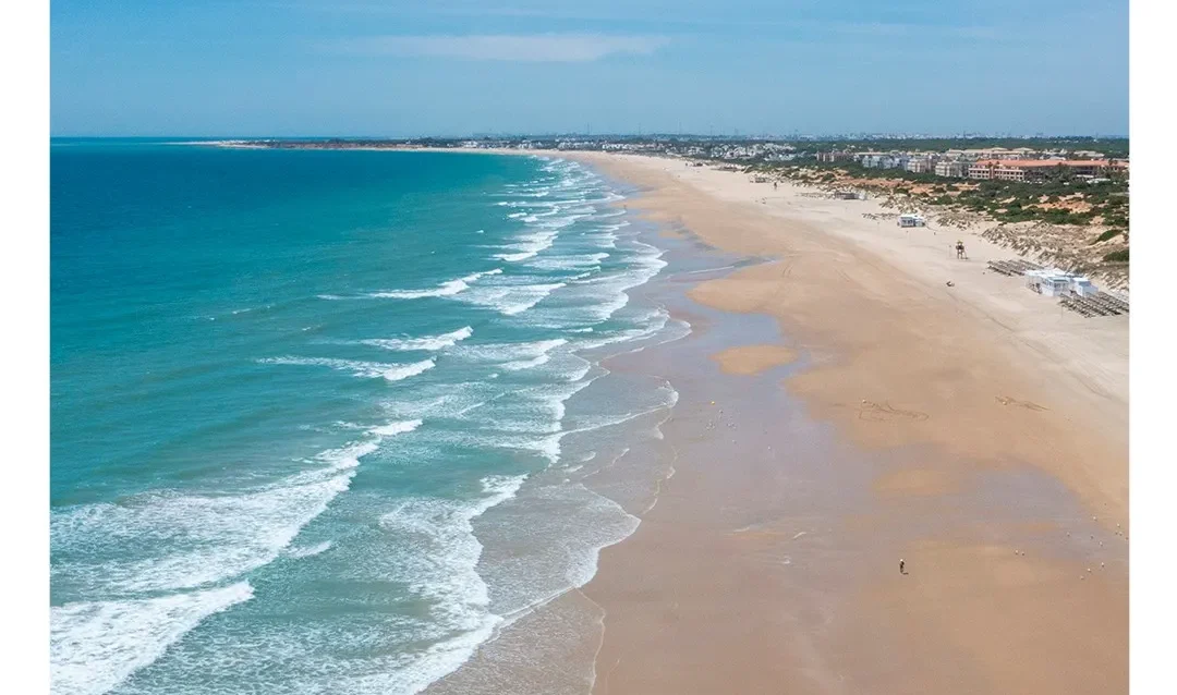 golf-en-novo-sancti-petri-la-barrosa-1 Panorámica de la playa de La Barrosa junto al golf en Novo Sancti Petri, en la costa de Cádiz