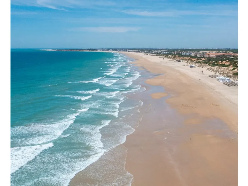 golf-en-novo-sancti-petri-la-barrosa-1 Panorámica de la playa de La Barrosa junto al golf en Novo Sancti Petri, en la costa de Cádiz