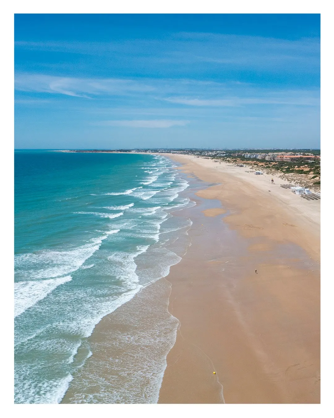 Panorámica de la playa de La Barrosa junto al golf en Novo Sancti Petri, en la costa de Cádiz