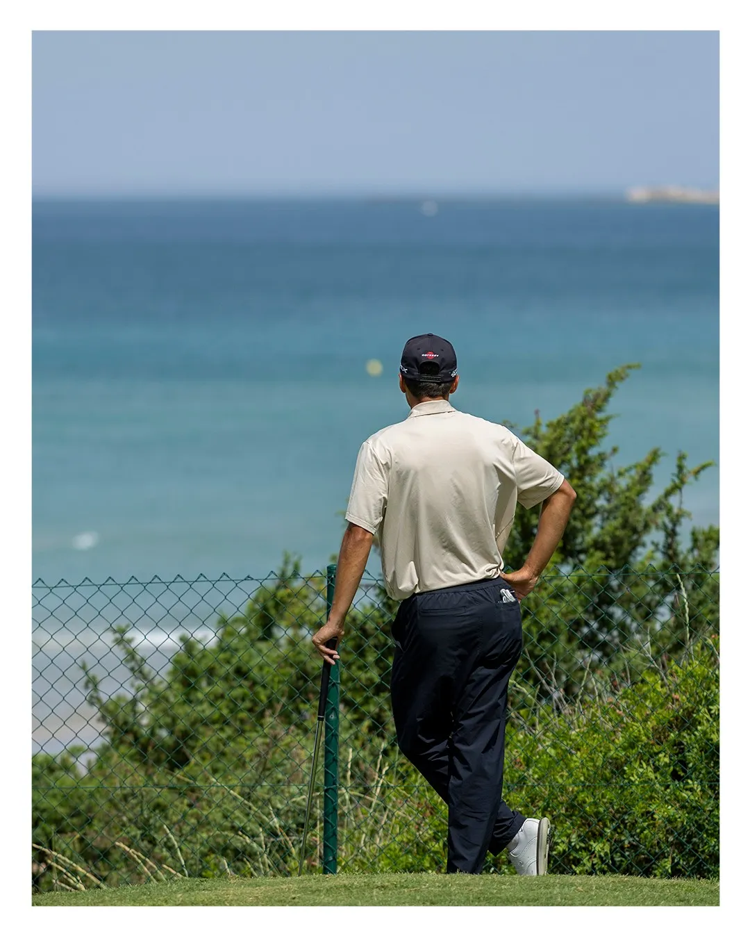 Golfista contempla el mar desde el golf en Novo Sancti Petri, junto a la playa de La Barrosa