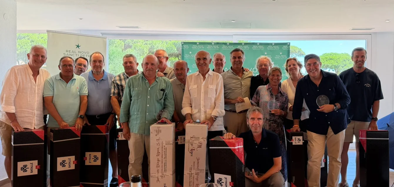 liga-social-golf-novo-sancti-petri-1 Ganadores de la Liga Social 2025-26 posando con trofeos y regalos en el Real Novo Sancti Petri