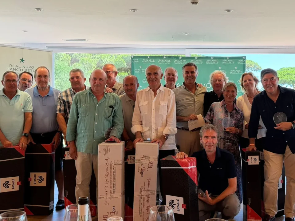 liga-social-golf-novo-sancti-petri-1 Ganadores de la Liga Social 2025-26 posando con trofeos y regalos en el Real Novo Sancti Petri