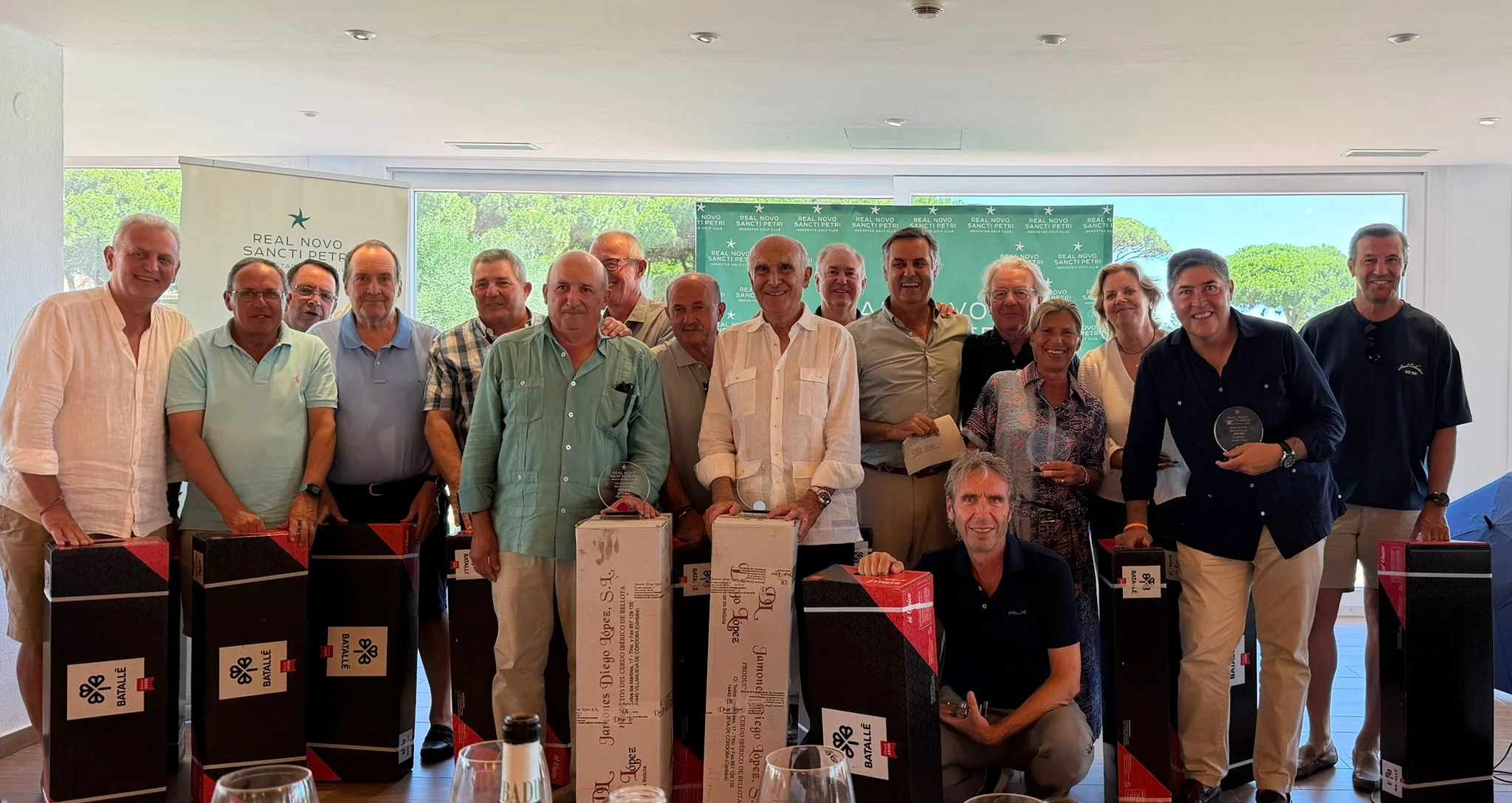 Ganadores de la Liga Social 2025-26 posando con trofeos y regalos en el Real Novo Sancti Petri