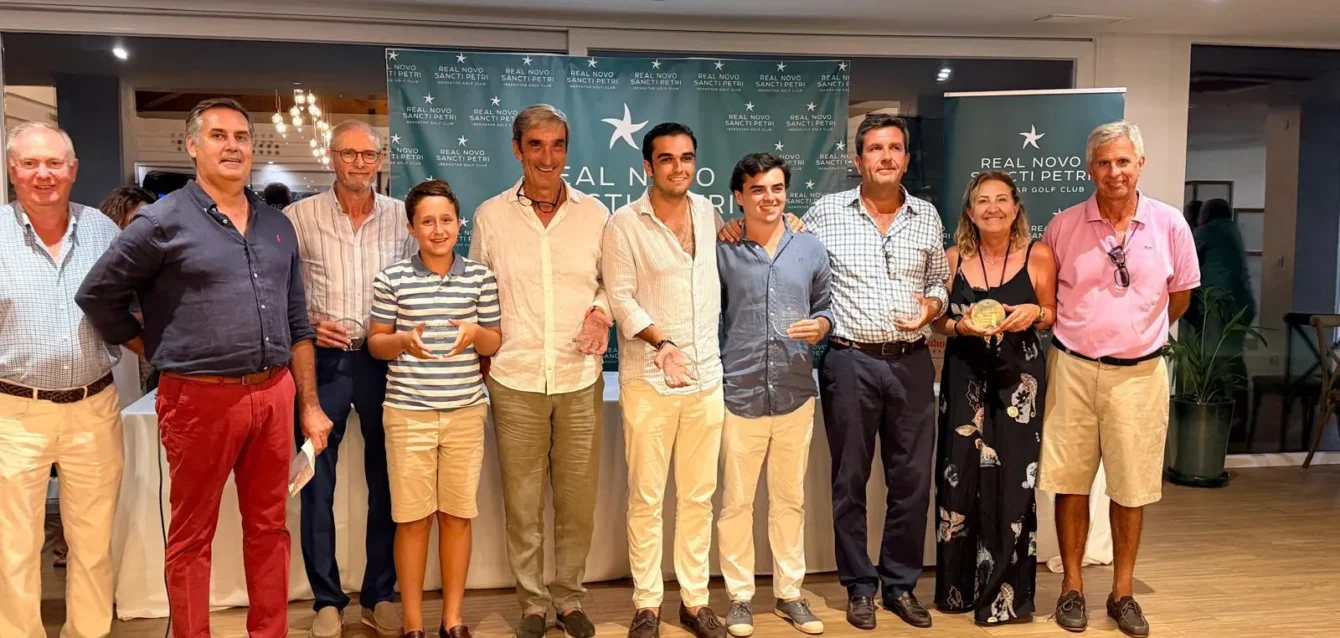Gran Semana Social 2026 Real Novo Sancti Petri - ganadores Ganadores de la Gran Semana Social 2026 del Real Novo Sancti Petri con sus trofeos en la casa club