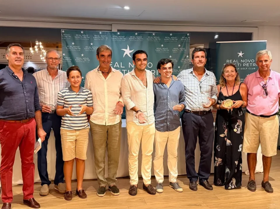 Gran Semana Social 2026 Real Novo Sancti Petri - ganadores Ganadores de la Gran Semana Social 2026 del Real Novo Sancti Petri con sus trofeos en la casa club