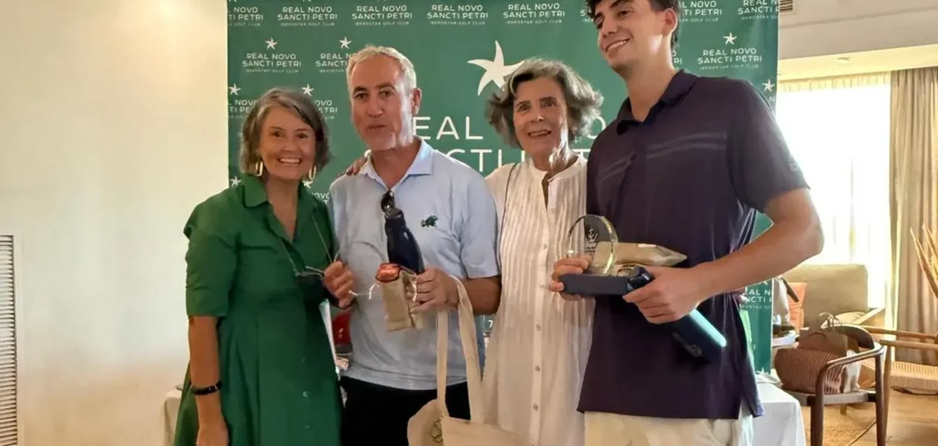 Una de las parejas ganadoras del torneo benéfico de golf junto a las organizadoras, en el Real Club de Golf Novo Sancti Petri