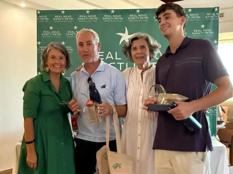 Una de las parejas ganadoras del torneo benéfico de golf junto a las organizadoras, en el Real Club de Golf Novo Sancti Petri