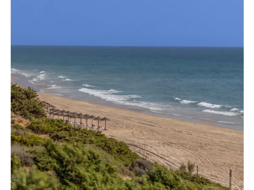 severiano-ballesteros-golf-chiclana-1 Panorámica de la playa de La Barrosa desde el campo de Severiano Ballesteros en Novo Sancti Petri