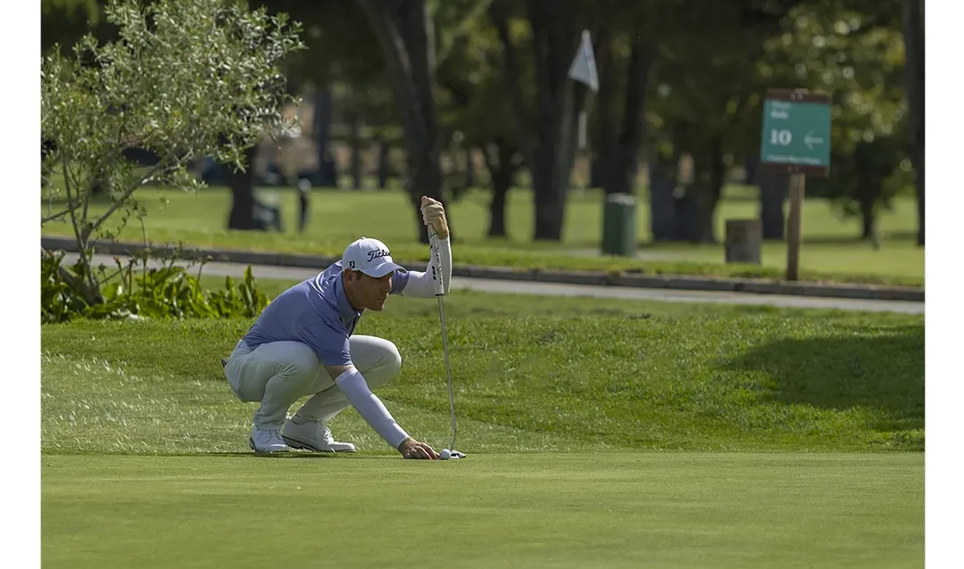 temporada-de-golf-septiembre-2026-1 Jugador leyendo la caída de un putt en un green al arrancar la temporada de golf en Novo Sancti Petri